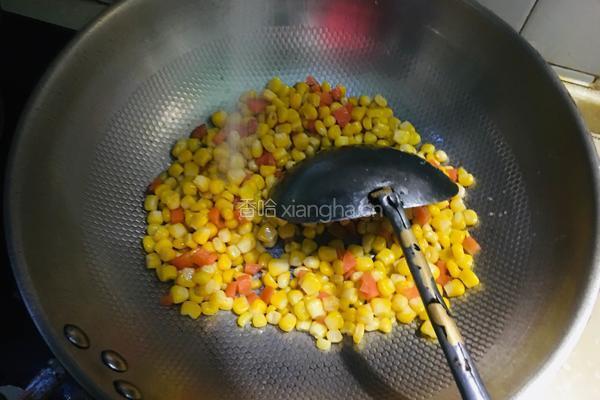 胡萝卜炒甜玉米的做法图解6