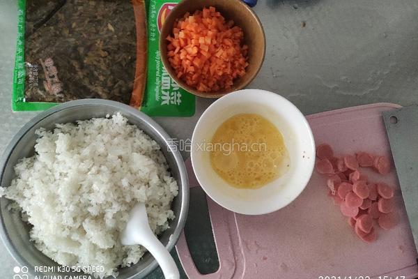 酸菜炒饭的做法图解1