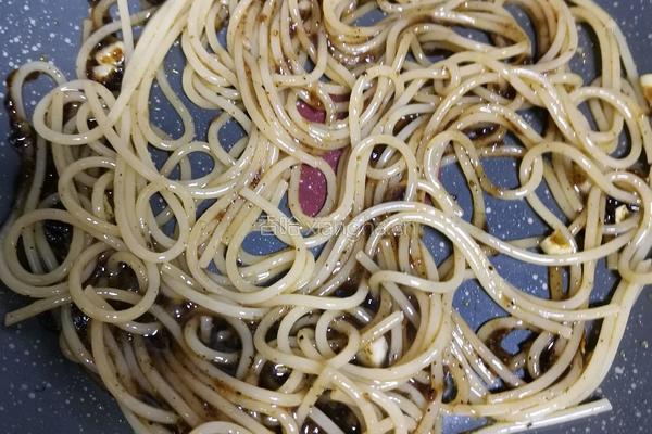 黑椒牛排意面的做法图解6