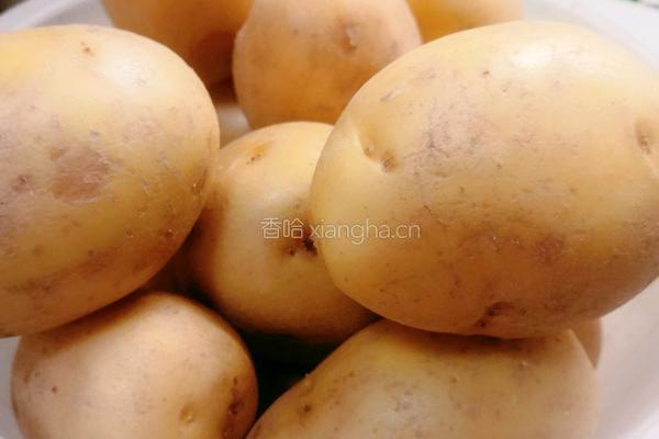 椒盐土豆卷的做法图解1
