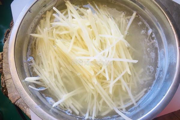 醋溜土豆胡萝卜丝的做法图解1