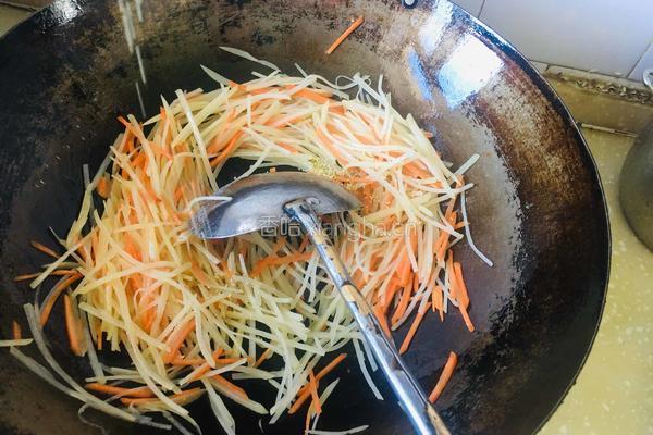 醋溜土豆胡萝卜丝的做法图解4