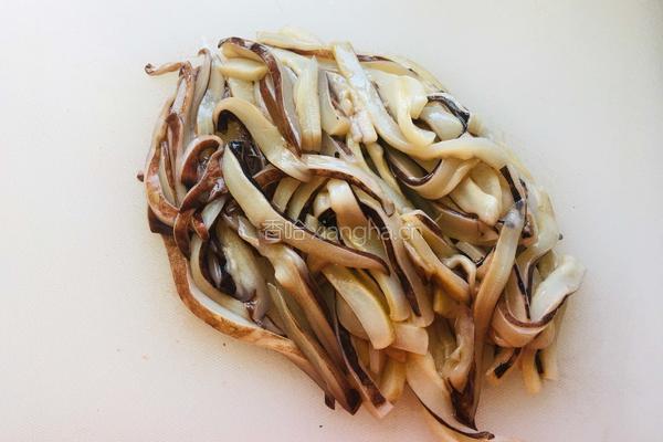 鱿鱼丝炒韭菜的做法图解2