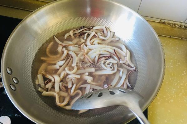 鱿鱼丝炒韭菜的做法图解3