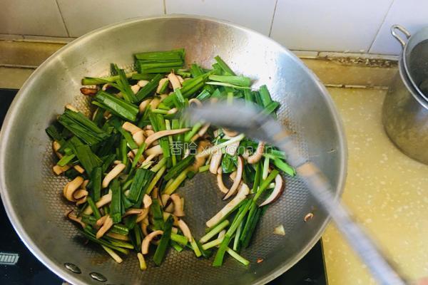 鱿鱼丝炒韭菜的做法图解10