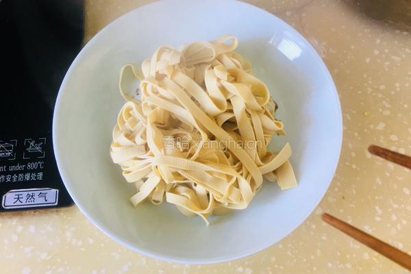 豆皮炒韭菜的做法图解1