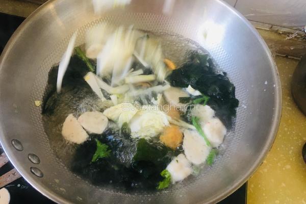 海菜鱼丸汤的做法图解3
