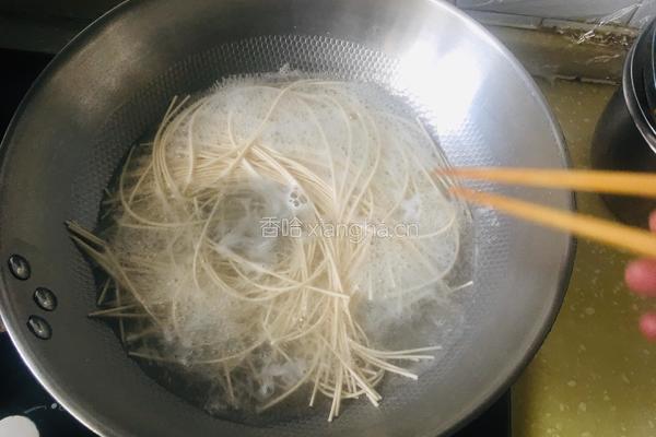 香辣牛肉面的做法图解1