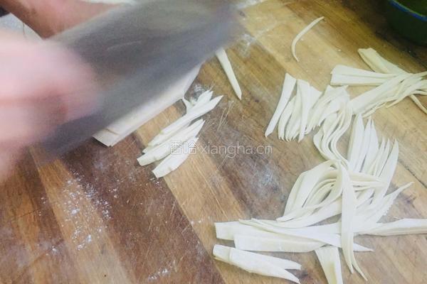 泡菜炒肉烩柳叶面的做法图解2