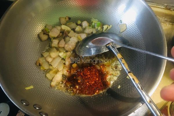泡菜炒肉烩柳叶面的做法图解7