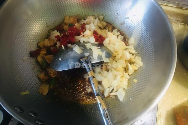 泡菜炒肉烩柳叶面的做法图解8