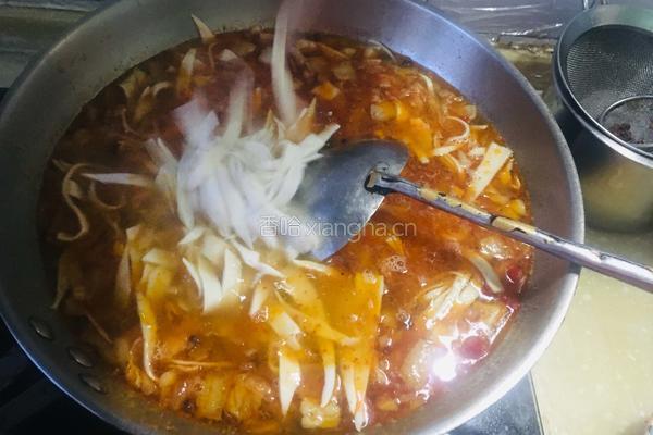泡菜炒肉烩柳叶面的做法图解10