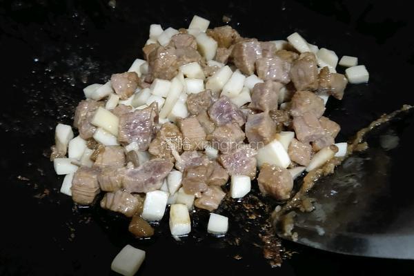 杏鲍菇炒牛肉粒的做法图解7