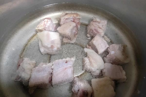 胡萝卜玉米排骨汤的做法图解1
