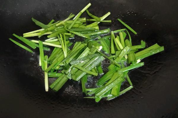 绿豆芽炒韭菜的做法图解1