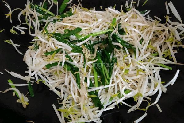 绿豆芽炒韭菜的做法图解3