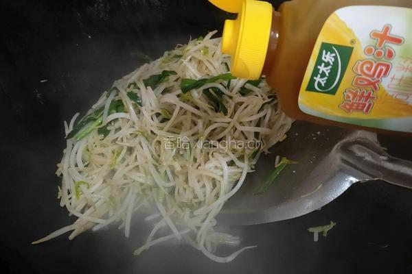绿豆芽炒韭菜的做法图解4