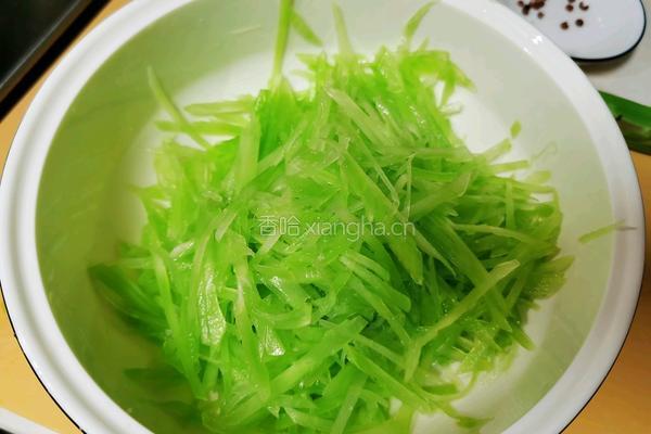 凉拌莴苣的做法图解2