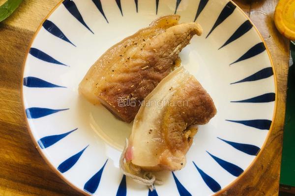 蒜苗炒腊肉的做法图解1