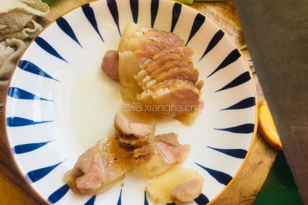 蒜苗炒腊肉的做法图解2