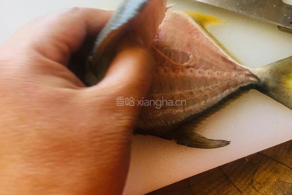 清蒸金鲳鱼的做法图解1