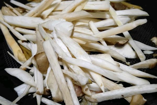 杏鲍菇炒腊肉的做法图解2