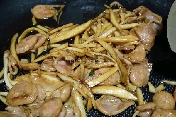 杏鲍菇炒肉肠的做法图解4