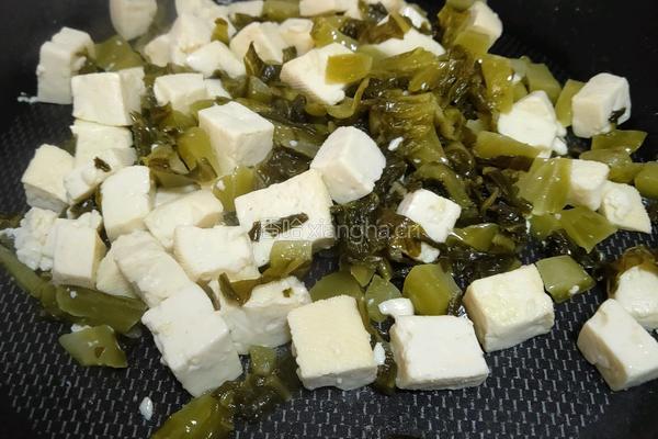 豆腐炒雪菜的做法图解3