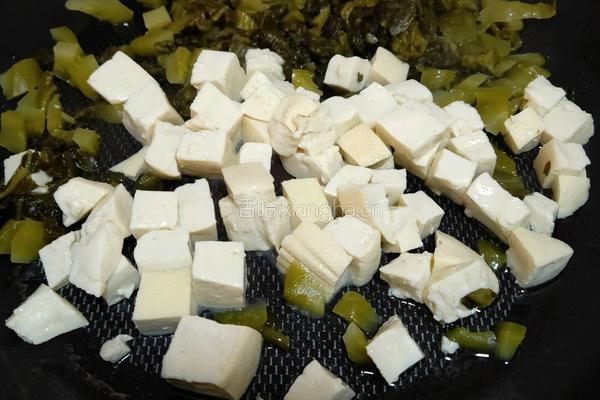 豆腐炒雪菜的做法图解2