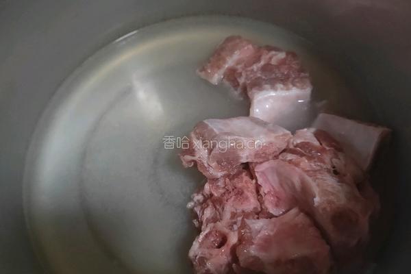 胡萝卜炖排骨的做法图解1