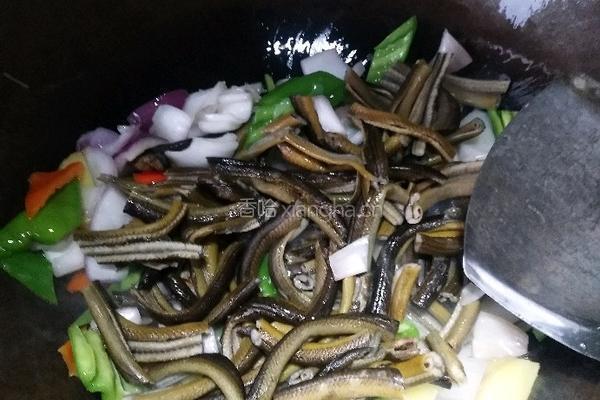 洋葱炒鳝鱼的做法图解3