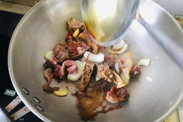 芹菜炒腊鸭的做法图解6