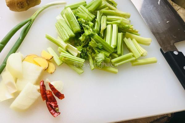芹菜炒腊鸭的做法图解4