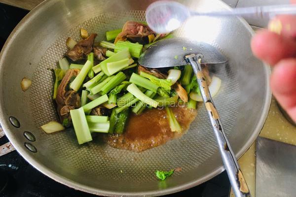 芹菜炒腊鸭的做法图解8