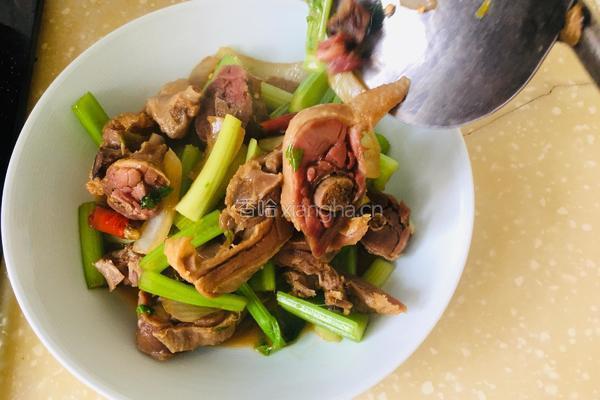 芹菜炒腊鸭的做法图解9
