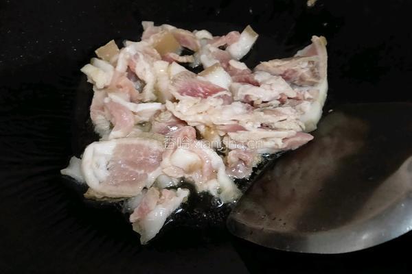 五花肉炒胡萝卜的做法图解1