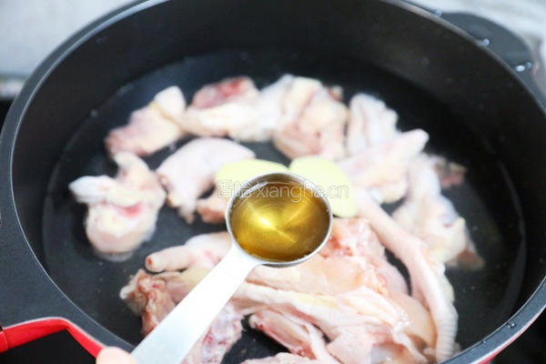 胡萝卜玉米炖鸡汤的做法图解2