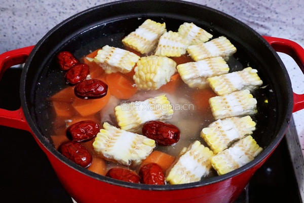 胡萝卜玉米炖鸡汤的做法图解7