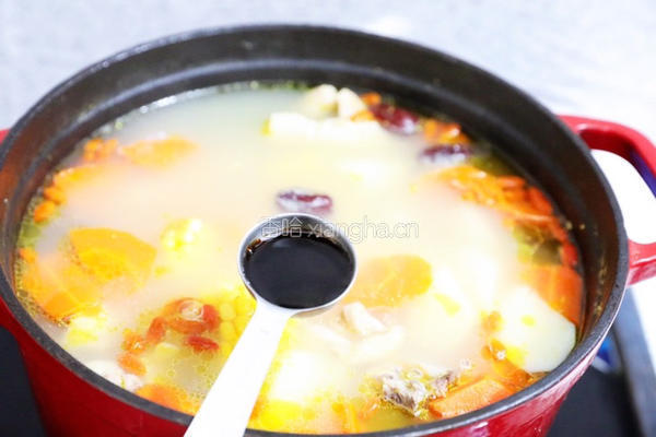胡萝卜玉米炖鸡汤的做法图解12