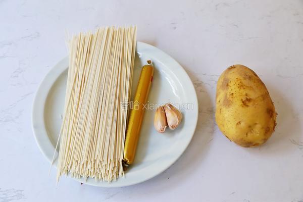 土豆火腿焖面的做法图解1