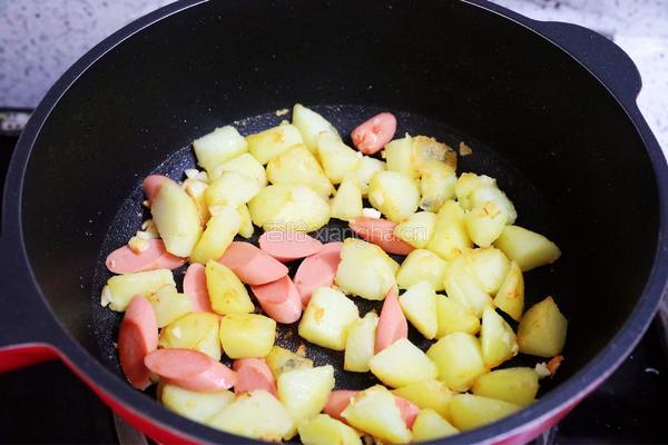 土豆火腿焖面的做法图解7