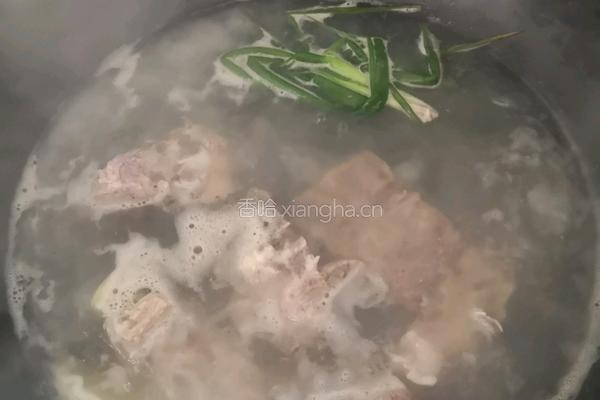 山药花生排骨汤的做法图解2