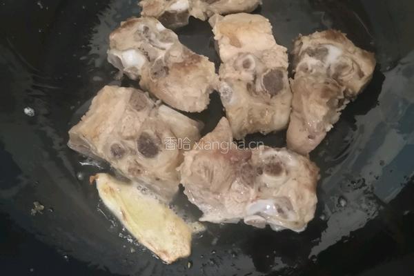 山药花生排骨汤的做法图解4