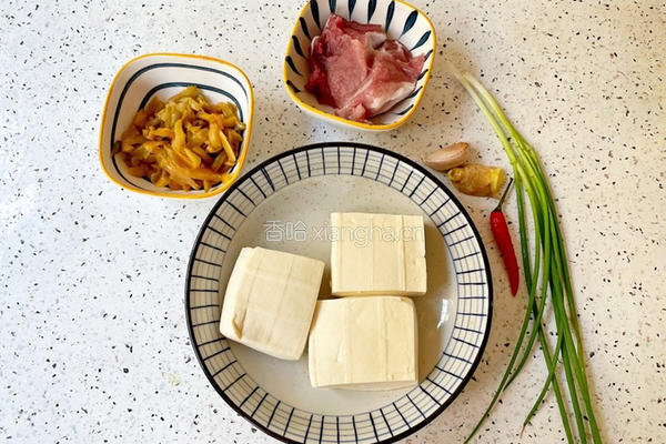 榨菜肉末蒸豆腐的做法图解1