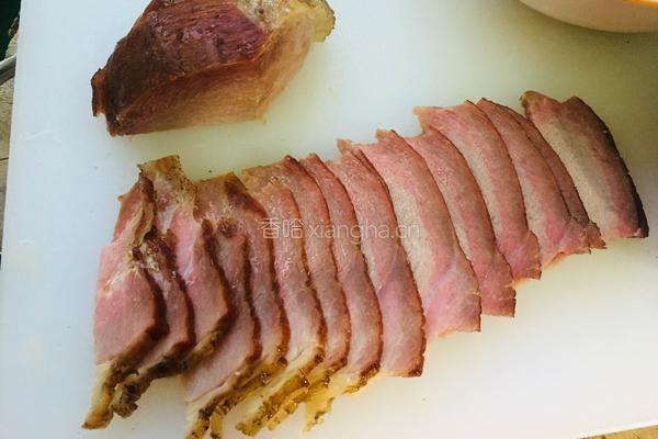 青椒炒腊肉的做法图解1