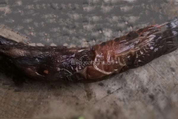 荷兰豆炒腊肠的做法图解1