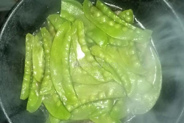 荷兰豆炒腊肠的做法图解5