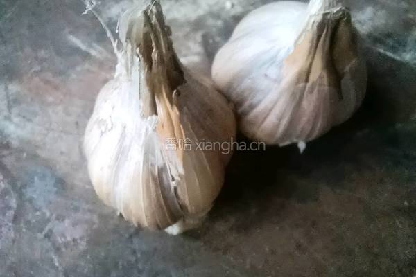 荷兰豆炒腊肠的做法图解3