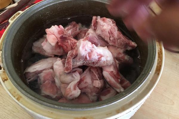 羊排炖萝卜的做法图解1