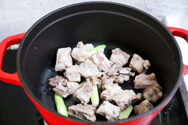 菌菇玉米排骨汤的做法图解7
